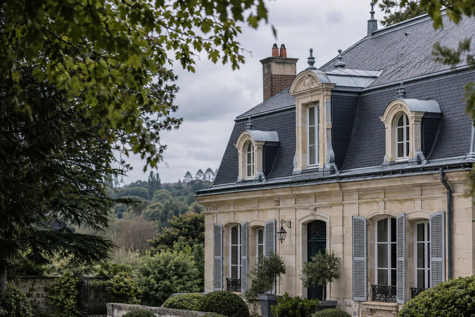 Architecture d’une maison française aux toitures d’ardoise et détails de zinc, visuel d’inspiration